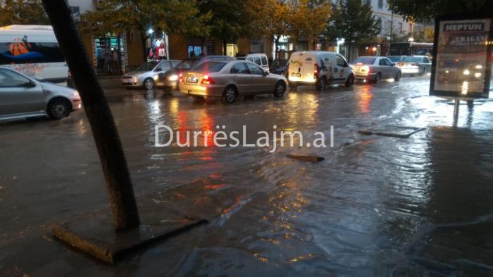 Stuhia e parë e vjeshtës përmbyt Durrësin (FOTO & VIDEO)