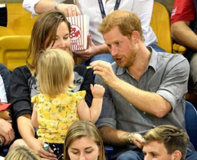 Vogëlushja Emily i “vjedh” kokoshkat princit Harry (FOTO)