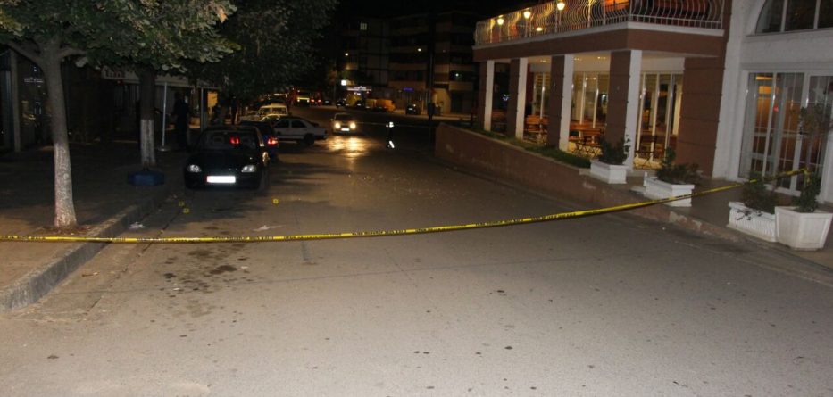 Plagosja e 33-vjeçarit, 2 në pranga, 5 shpallen në kërkim