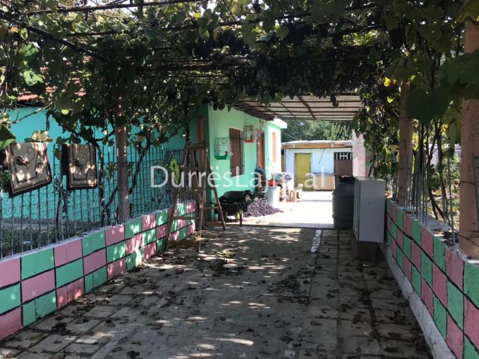 FOTO/ Shtëpia që mobiloi Enertila me paratë e drejtorit. Policia ia sekuestron të gjitha