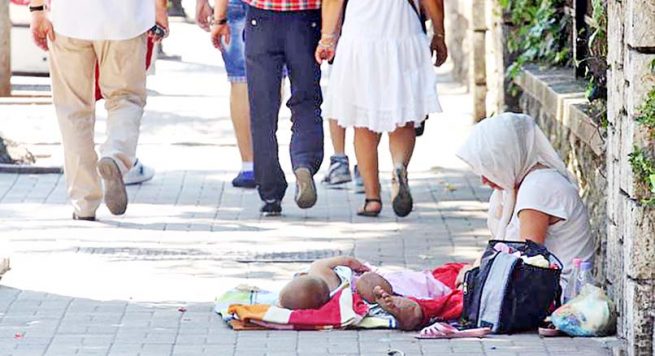 Dilte me fëmijën 1-muajshe për të lypur në rrugë, arrestohet