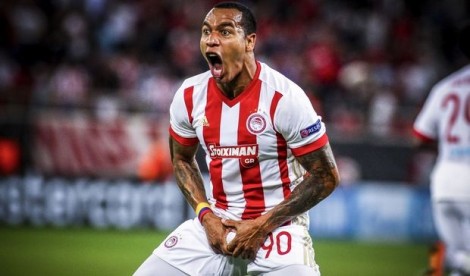 Festimi i çmendur i lojtarit te Besnik Hasit tërbon grekët!