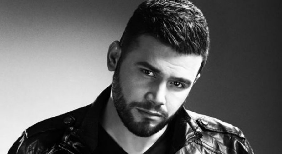 FOTO/ Emri i Flori Mumajesit, në billboard-at e Times Square në NY