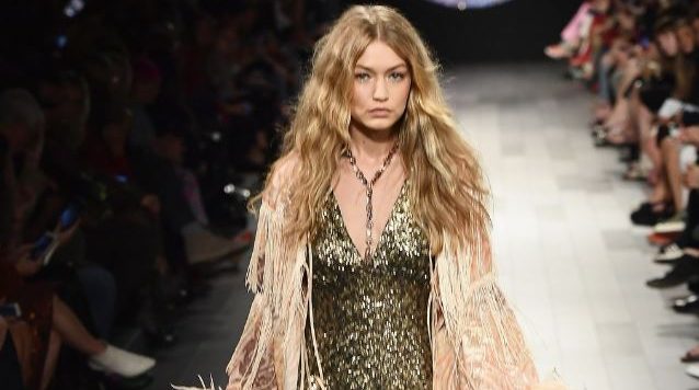 Gigi Hadid sfilon me një këpucë në pasarelë (FOTO)