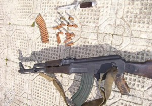 Durrës, gjenden në rrugë automatik dhe çantë plot me fishekë