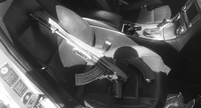 Me maska dhe kallashnikov, grabiten dy kasapë