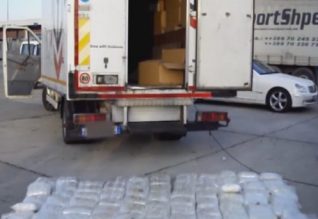 Bllokohet një kamion me drogë në port