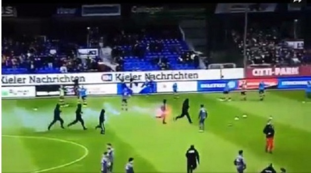 Kaos në futbollin gjerman, huliganët futen në fushë dhe përleshen me lojtarët