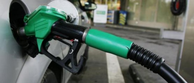 Në kërkim klientët në Durrës, paguan në karburant me euro e dollarë falsë