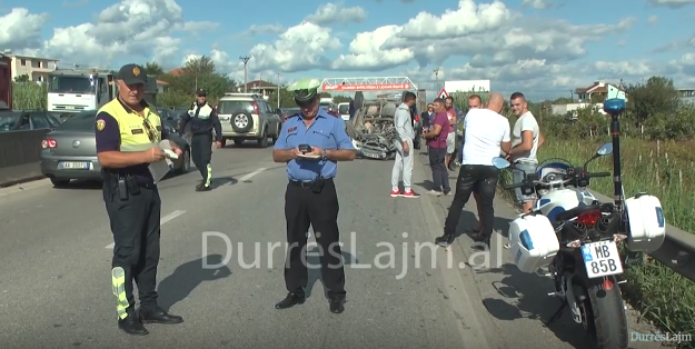 VIDEO/ Dëshmitarët: “I ruajti Zoti!” Si u kthye përmbys makina në autostradën Durrës-Tiranë