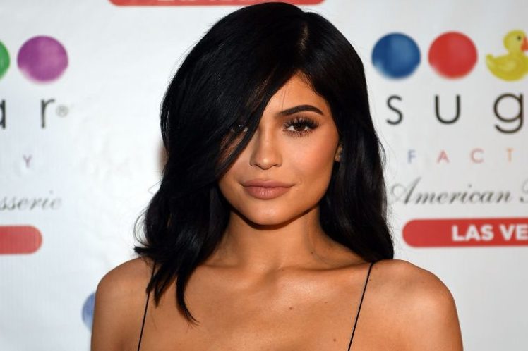 Fotografitë e para shtatzënë të Kylie Jenner (FOTO)