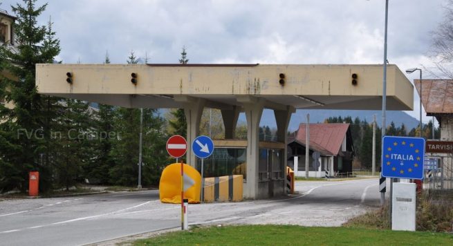 Kapet me 3 klandestinë shqiptarë në makinë, policia italiane arreston 23-vjeçarin