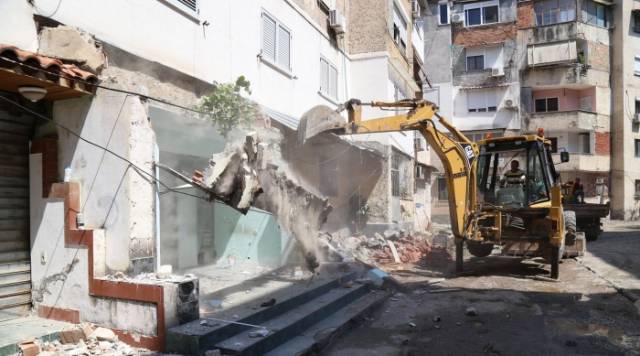 Ngjarje e rëndë/ Bie nga ekskavatori, ndërron jetë punonjësi i Bashkisë