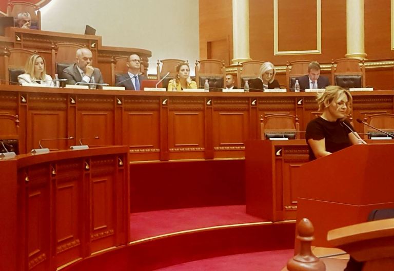 Fotoja që ndezi debatin/ Edhe Kryemadhi shpërndan postimin e Berishës