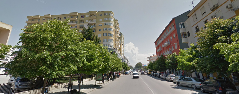 Në mes të Durrësit, tre persona godasin njëri-tjetrin me sende të forta