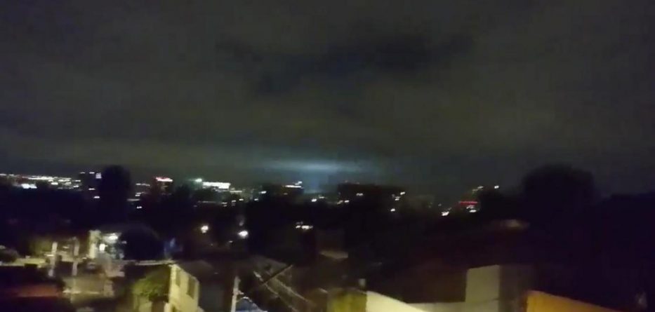 Pas tërmetit të fuqishëm, në qiell shfaqen drita misterioze