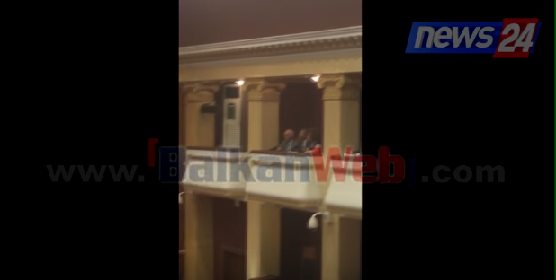 Pse i hoqi kufjet kur foli Ruçi? Si përgjigjet ambasadori Donald Lu