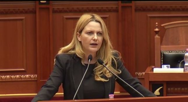 Nisma e Ramës për dekoratat, ish-deputetja: O Zot, sa i pavërtetë je….