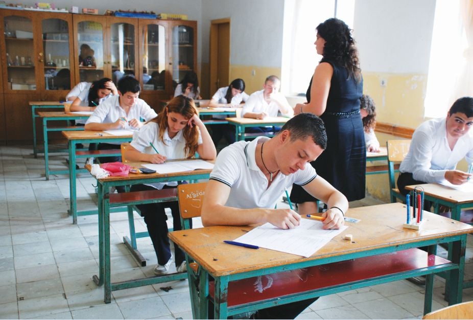 “Shteti ‘vulëhumbur’ u rrezikon shkollën 8000 mijë studentëve që do të studiojnë jashtë”