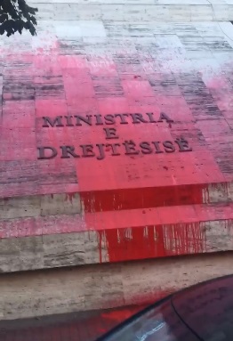 “Përgjaket” Ministria e Drejtësisë, protestë kundër dhunës ndaj grave (VIDEO)