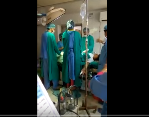 Mjekët zihen në sallën e lindjes, i porsalinduri vdes (VIDEO)