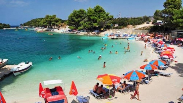 Ngrihen temperaturat, sinoptikanët: Të gjithë drejt plazhit