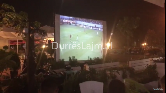 Ja si po e ndjekin tifozët durrsakë ndeshjen Maqedoni-Shqipëri (VIDEO)