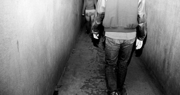 Ngacmon seksualisht të renë në Durrës, i vjedh edhe celularin! Në pranga 48-vjeçari