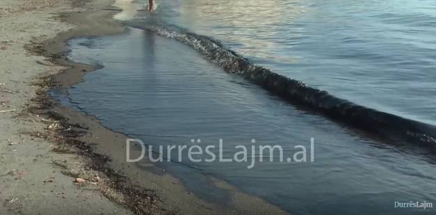Alarm në Currila, ndotet me karburant bregdeti (VIDEO+FOTO)