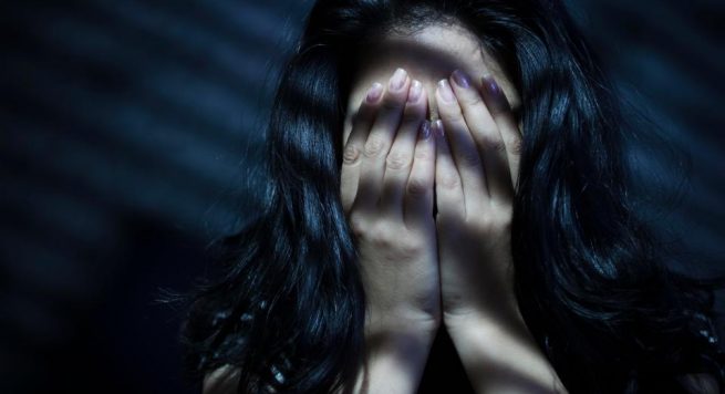 Lejon 7 shokët e tij që t’i përdhunojnë gruan për arsye shokuese