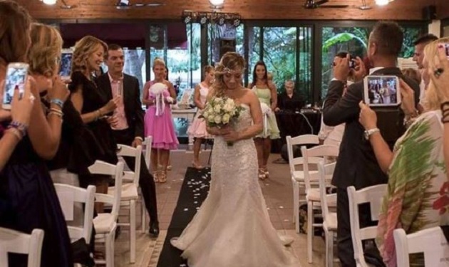 Njihuni me vajzën që u martua me veten (FOTO)