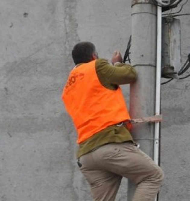 Goditi punonjësin e OSHEE-së, arrestohet 57-vjeçari