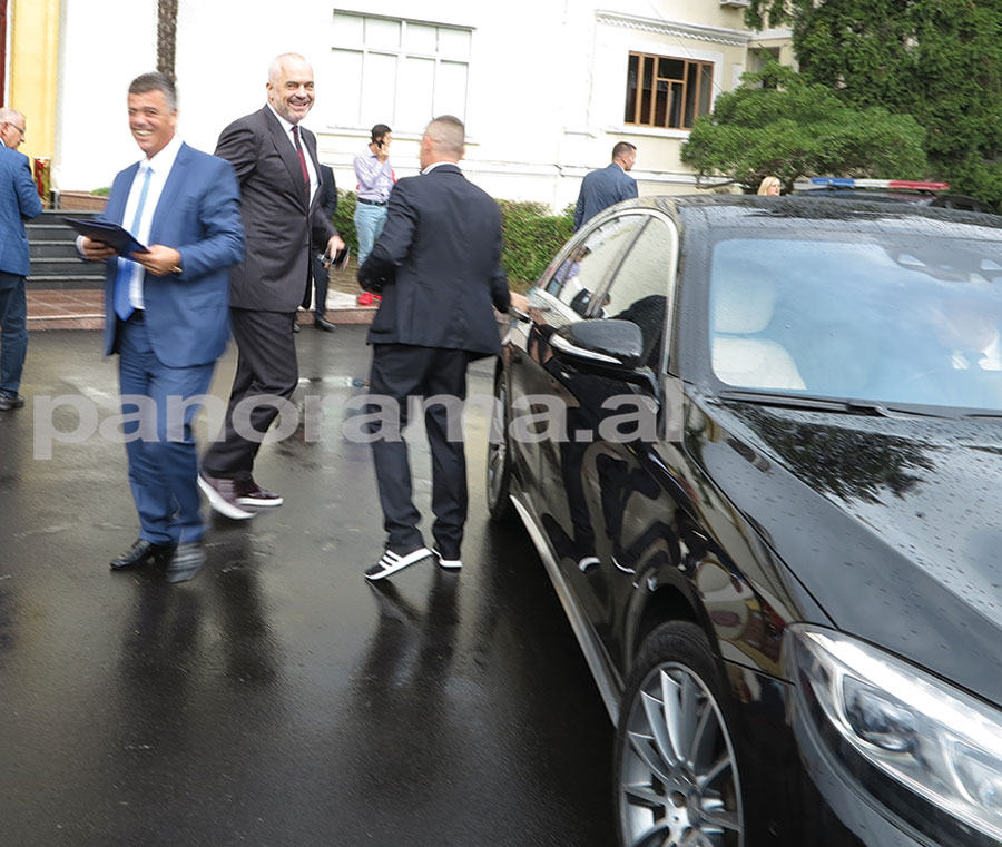 Plasin të qeshurat/ Lefter Koka ngatërron makinën, tenton të futet tek ajo e Ramës (Foto)