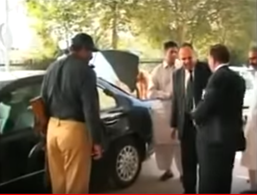 Ministrit i bien pantallonat në publik (VIDEO)