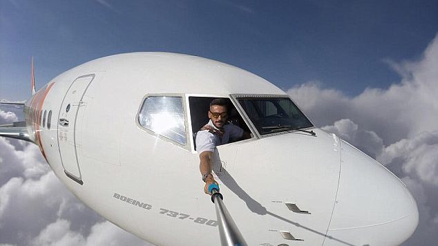 Selfi nga kabina e avionit ndërsa fluturon, shikoni fotot e pilotit