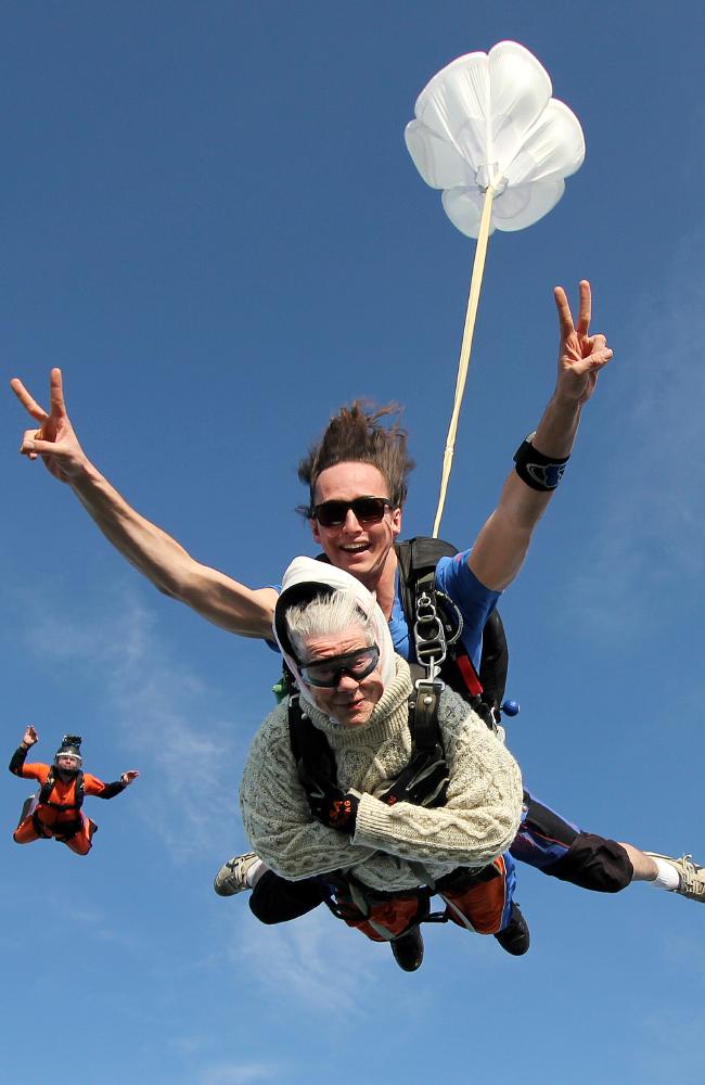 101-vjeçarja thyen rekordin, hidhet me parashutë