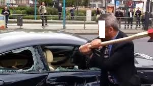 Inatin që kishte me të riun, i moshuari në Durrës ia nxjerr makinës