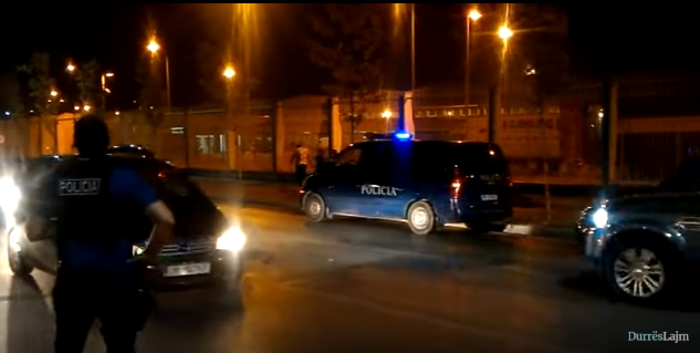 Natën vonë me makinë në qendër të Durrësit, e reja lëvizte pa patentë