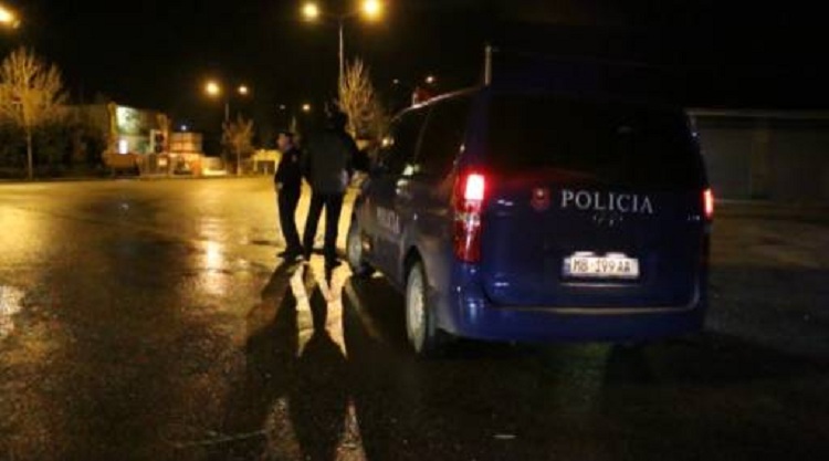 I riu nga Durrësi nuk i ndalon natën policisë, por braktis makinën