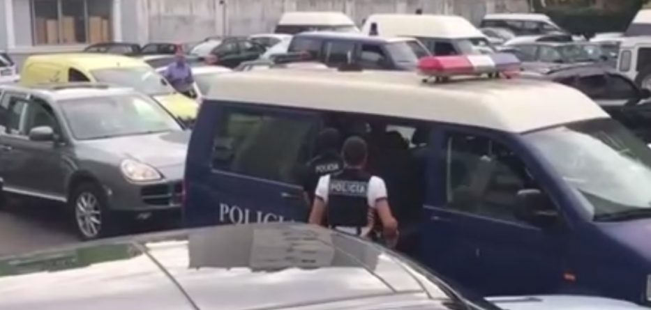 Trafikuan 23-vjeçaren për prostitucion, një në pranga dhe dy në kërkim