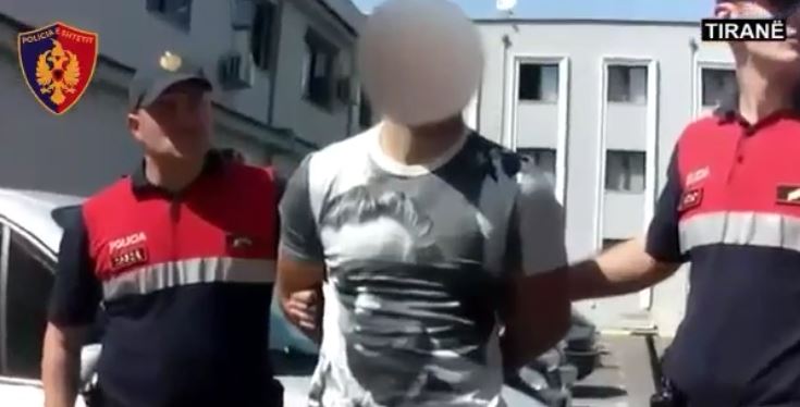 VIDEO/ Si u arrestua 31-vjeçari me “Porsche”, me vete armë dhe çantë plot me euro