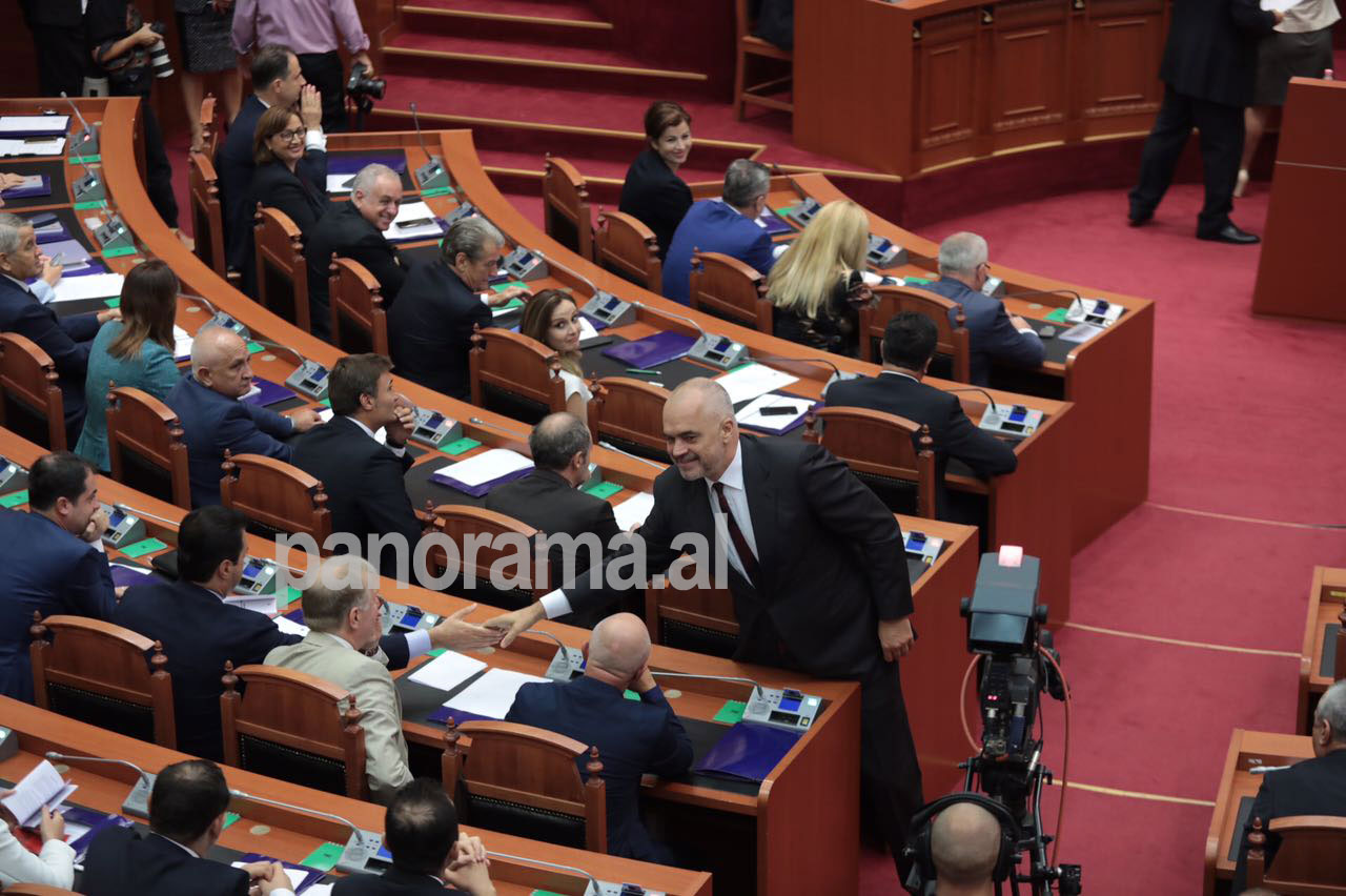 Rama i jep dorën Bashës: Mirë se erdhe kryetar!