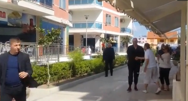 FOTO/ Tuta të ngushta dhe çorape të kuqe, kjo është veshja e sotme e Ramës