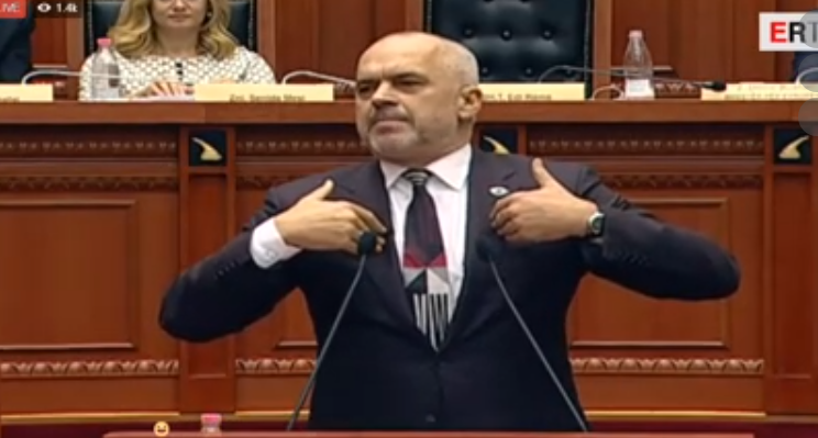 “Me taka i bëre binjakët?” Rama përplaset me Tabakun, salla shpërthen nga të qeshurat