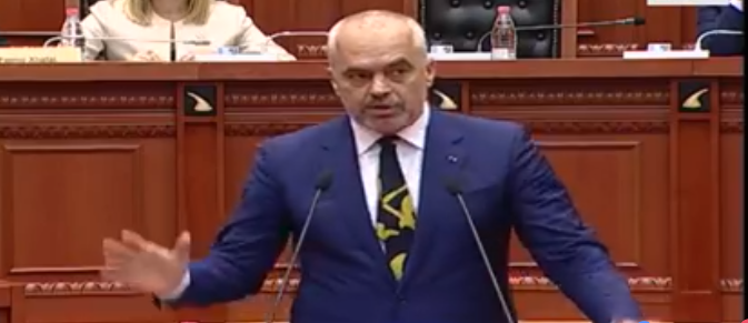 Rama kujton nga Kuvendi: Kur Basha doli në protestë bashkë me vajzën e vogël…