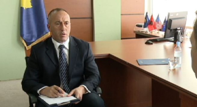 “Duhet të bëni me shumë shkollë”, Haradinaj iu kërkon falje gazetarëve