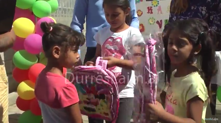 Rotary Club Durrës dhuron 100 çanta shkolle për fëmijët e komunitetit rom (VIDEO)
