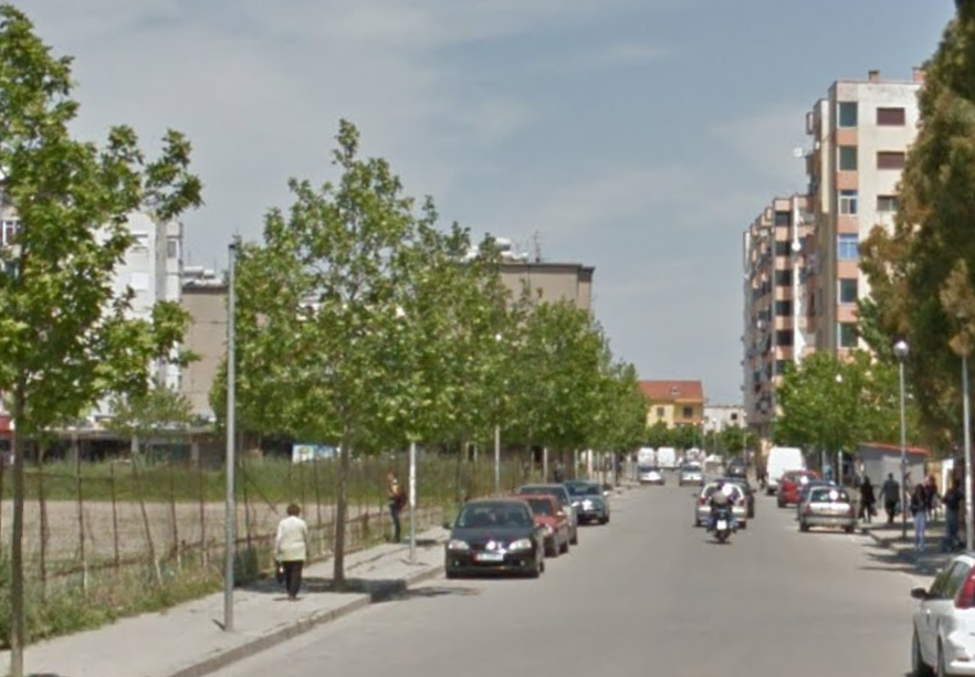 Aksident pranë stadiumit në Durrës, i riu përplas me makinë një person