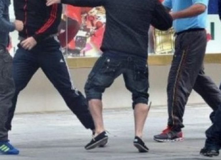 Sherr te lagja 18, dy të rinj rrahin keq me sende të forta një burrë