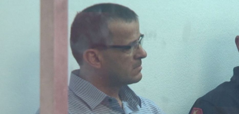 Vrau gruan duke e hedhur nga dritarja, shpëton nga burgu i përjetshëm